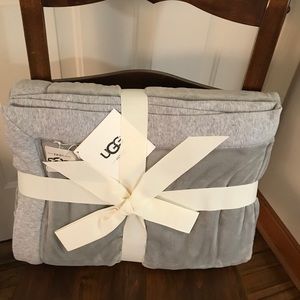 UGG DUFFIELD PLUSH THROW .... New in Package